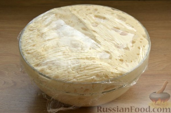 Сдобные булочки-колечки с черешней и шоколадным штрейзелем