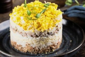 Классический салат Мимоза с рыбными консервами