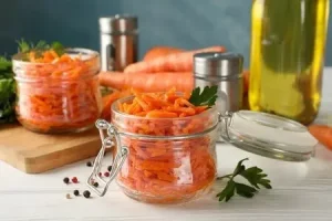 Маринованная морковь с чесноком и зеленью