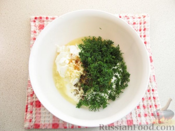 Салат из огурцов, редиса, кукурузы и лука