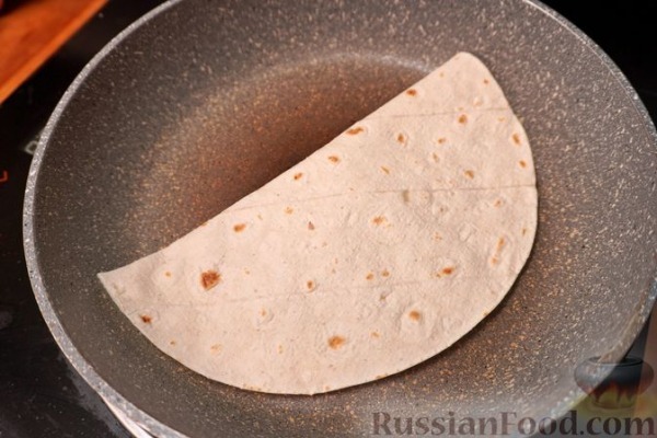 Тортильи с тунцом, огурцом и сыром