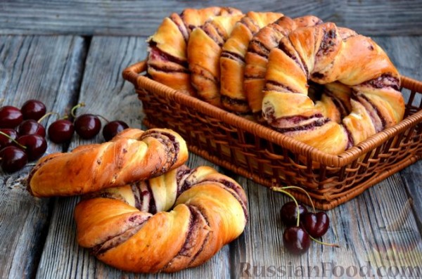 Сдобные булочки-колечки с черешней и шоколадным штрейзелем