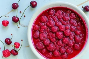 Пряный компот с гвозикой из малины и вишни