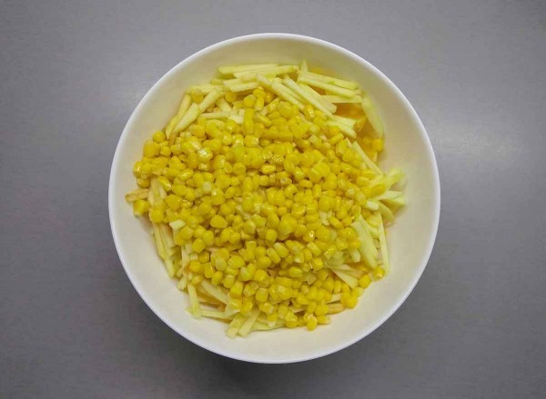 Салат из кальмаров с яблоком и апельсином