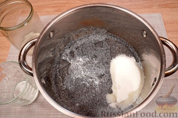 Маковый рулет с орехами