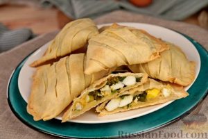 Бездрожжевые пирожки с яйцом и зелёным луком (в духовке)