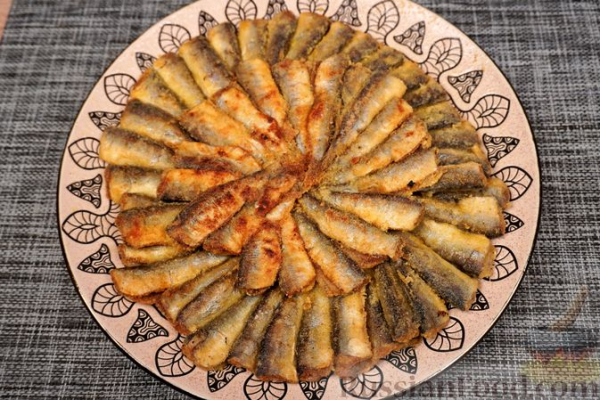 Жареная хамса в панировке из кукурузной муки