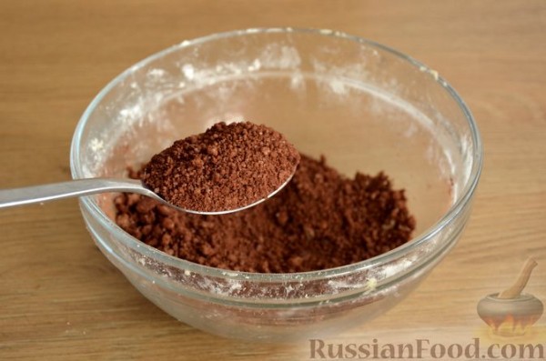 Сдобные булочки-колечки с черешней и шоколадным штрейзелем