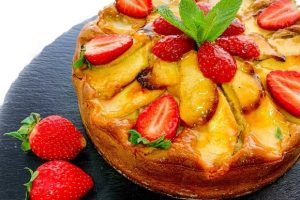 “Очень ароматно”: именно так готовят шарлотку с яблоками и клубникой опытные хозяйки