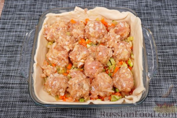 Пирог из слоёного теста, с мясными фрикадельками и кабачками
