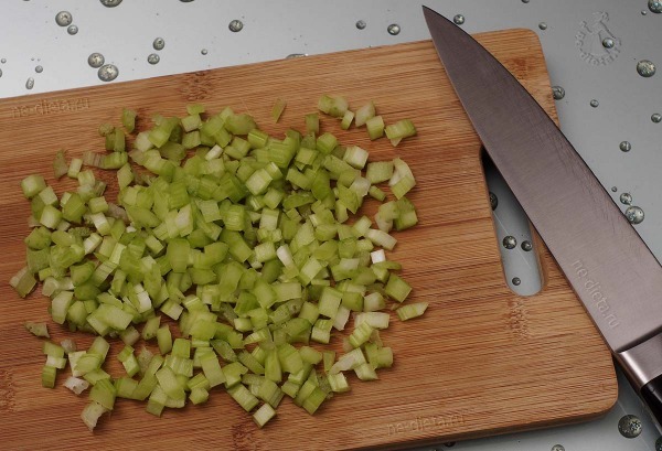 Салат с копченой курицей и овощами