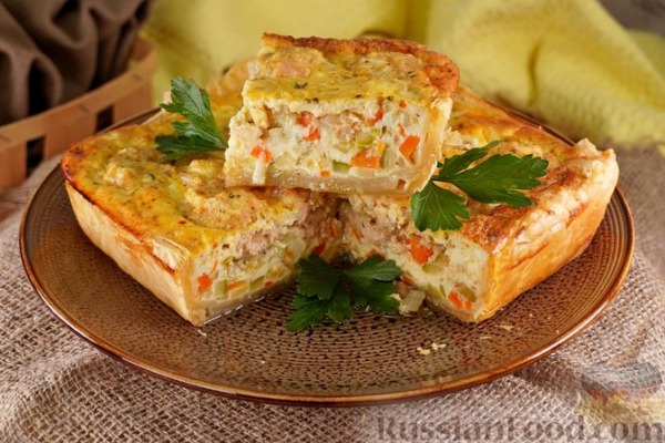 Пирог из слоёного теста, с мясными фрикадельками и кабачками