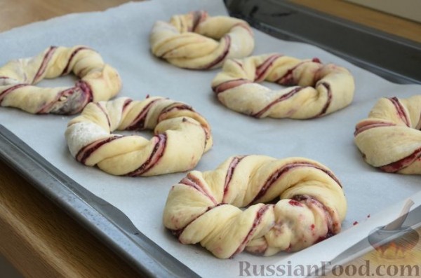 Сдобные булочки-колечки с черешней и шоколадным штрейзелем