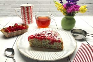 Пирог с красной смородиной и маком