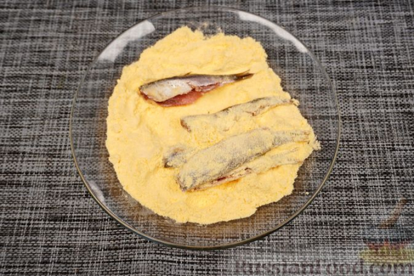 Жареная хамса в панировке из кукурузной муки