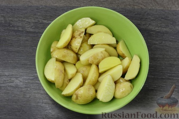 Запечённый молодой картофель в кунжуте, со сметанным соусом