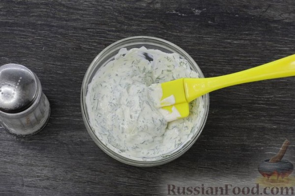 Запечённый молодой картофель в кунжуте, со сметанным соусом