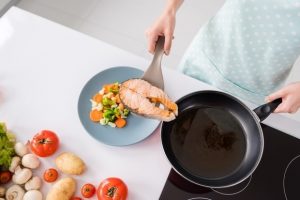 Как пожарить рыбу без запаха — этот лайфхак сохранит кухню в “свежести”