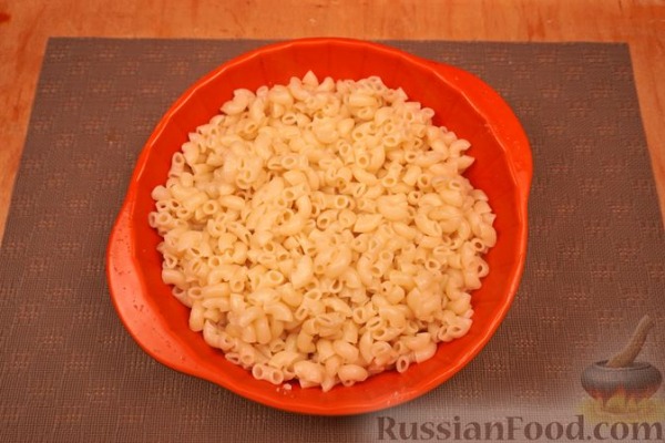 Запеканка из макарон с сосисками в томатном соусе