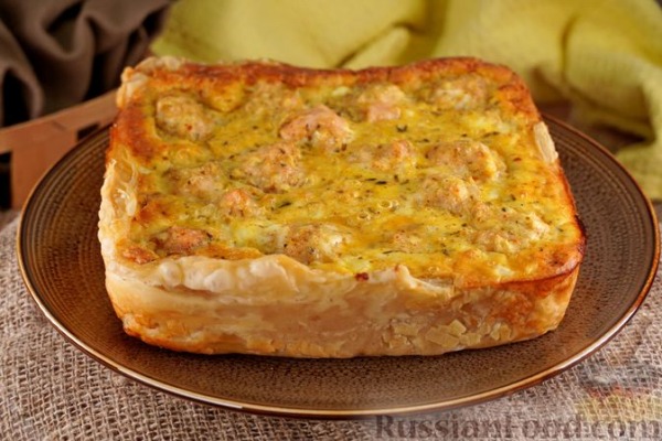 Пирог из слоёного теста, с мясными фрикадельками и кабачками