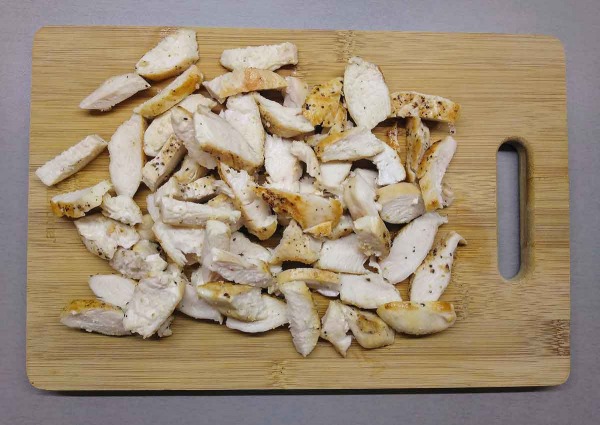 Салат с курицей, виноградом и орехами