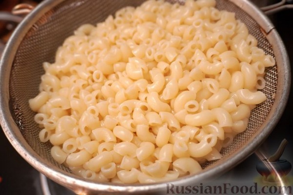 Запеканка из макарон с сосисками в томатном соусе