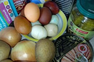 Рецепт: Салат “Слоеный с маринованными огурцами и шпротами” – С луково-морковной поджаркой