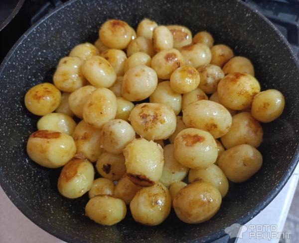 Рецепт: Жареный картофель молодой - На сковороде, с зеленью и специями!