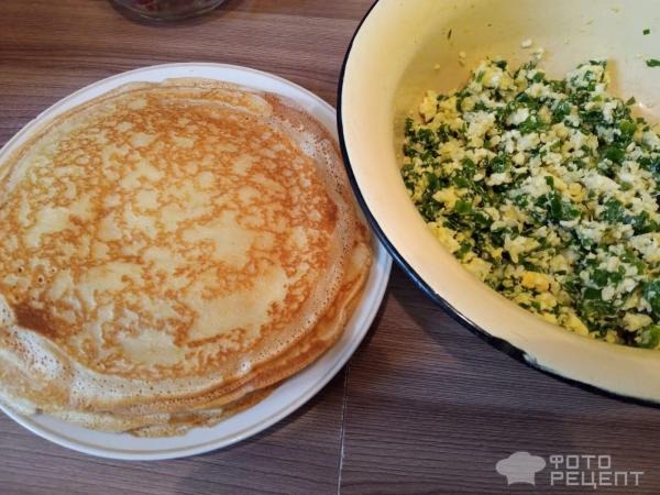 Рецепт: Блинные конвертики с начинкой - С зеленым луком и яйцом - альтернатива пирожкам!