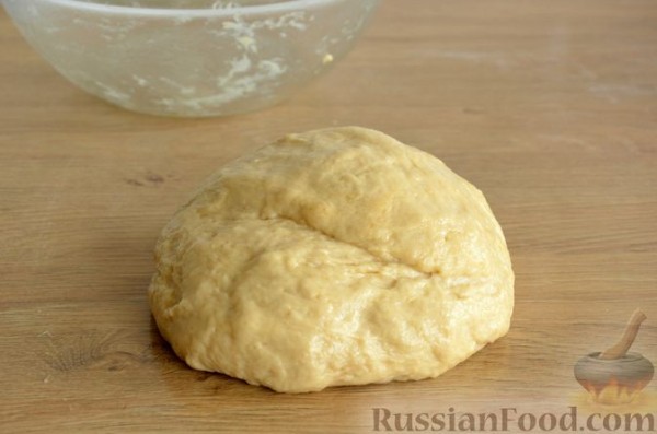 Сдобные булочки-колечки с черешней и шоколадным штрейзелем