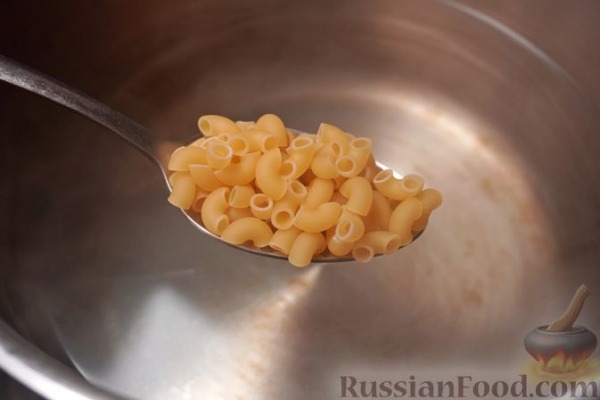 Запеканка из макарон с сосисками в томатном соусе