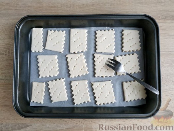 Слойки с луком и пряными травами