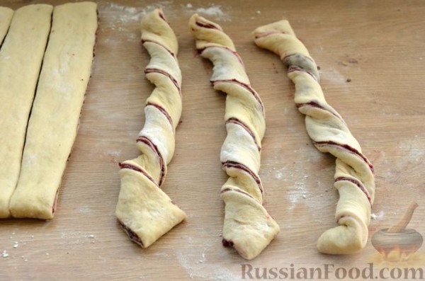 Сдобные булочки-колечки с черешней и шоколадным штрейзелем