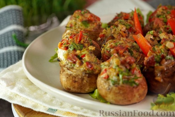 Фаршированные грибы с беконом и сладким перцем