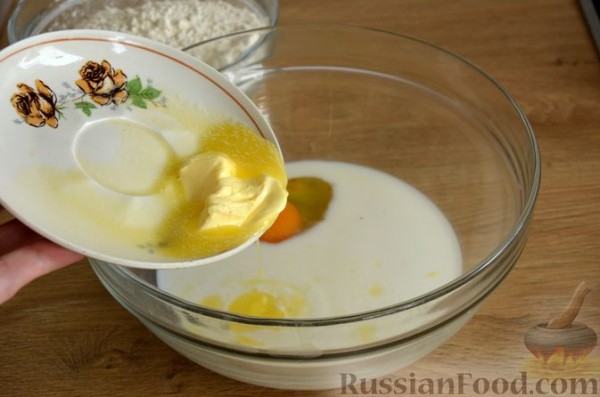 Сдобные булочки-колечки с черешней и шоколадным штрейзелем