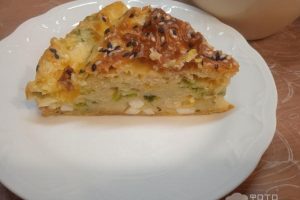 Рецепт: Ленивый пирог с яйцом и зеленым луком – и сыром