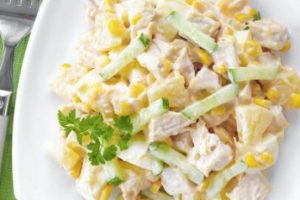 Салат с курицей и ананасами классический