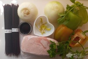 Рецепт: Черная рисовая лапша с уткой и овощами – На скорую руку