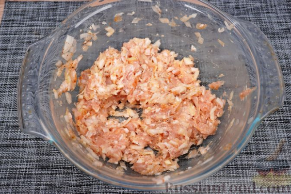 Пирог из слоёного теста, с мясными фрикадельками и кабачками