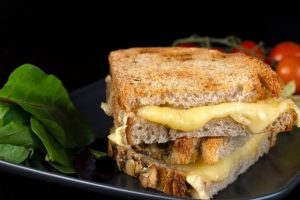“Вкус — как в кафе”: как сделать сырные тосты с маслом всего за 5 минут