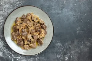 Куриные сердечки в сметане