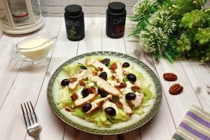 Салат с курицей, виноградом и орехами