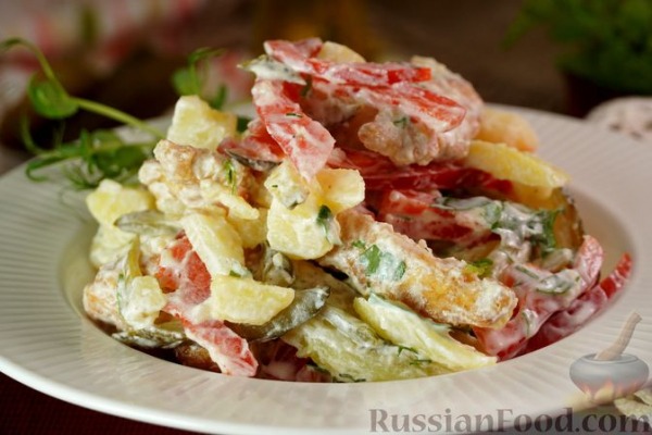 Картофельный салат с овощами и жареным куриным филе
