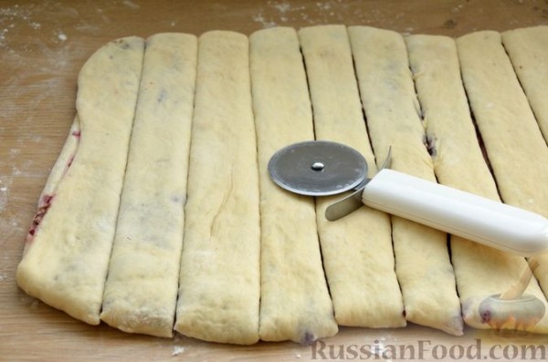 Сдобные булочки-колечки с черешней и шоколадным штрейзелем