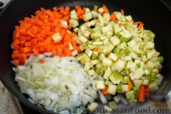 Пирог из слоёного теста, с мясными фрикадельками и кабачками