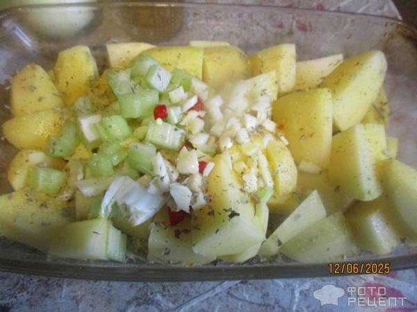 Рецепт: Картофель с фрикадельками в духовке - под соусом