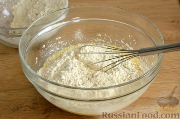 Сдобные булочки-колечки с черешней и шоколадным штрейзелем