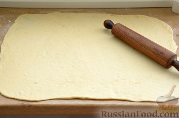 Сдобные булочки-колечки с черешней и шоколадным штрейзелем