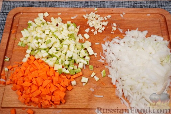 Пирог из слоёного теста, с мясными фрикадельками и кабачками