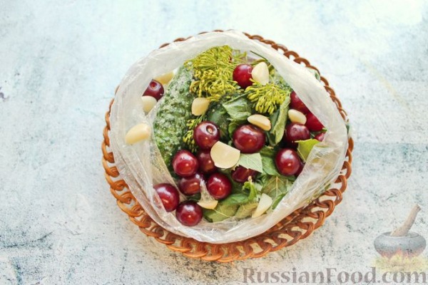 Малосольные огурцы с вишней (в пакете)